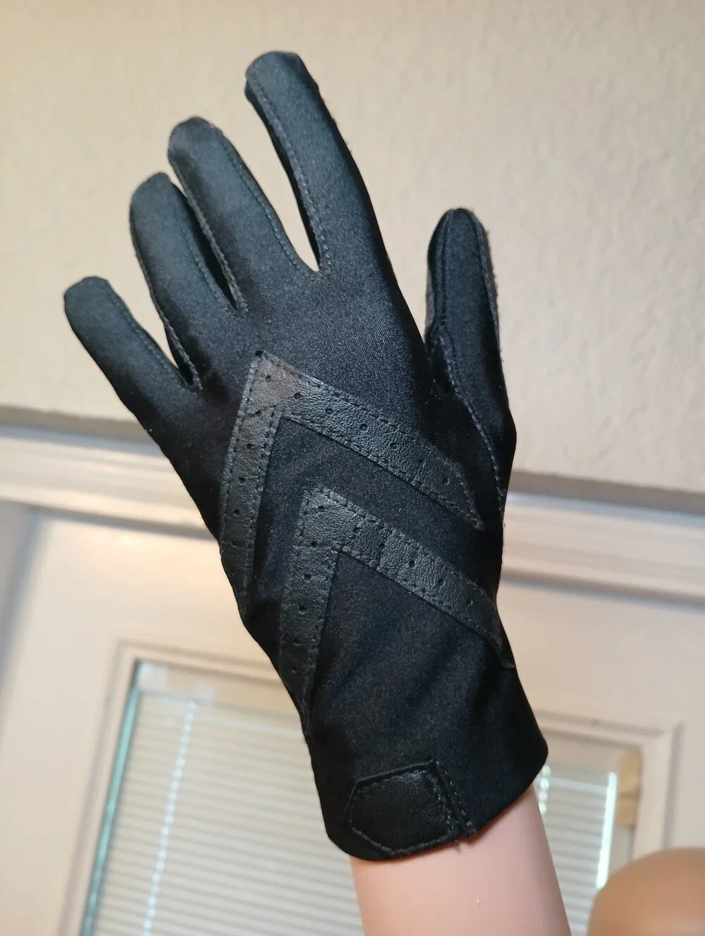 Isotoner Black Stretch Grip Riding/driving Gloves (Left Glove Only)